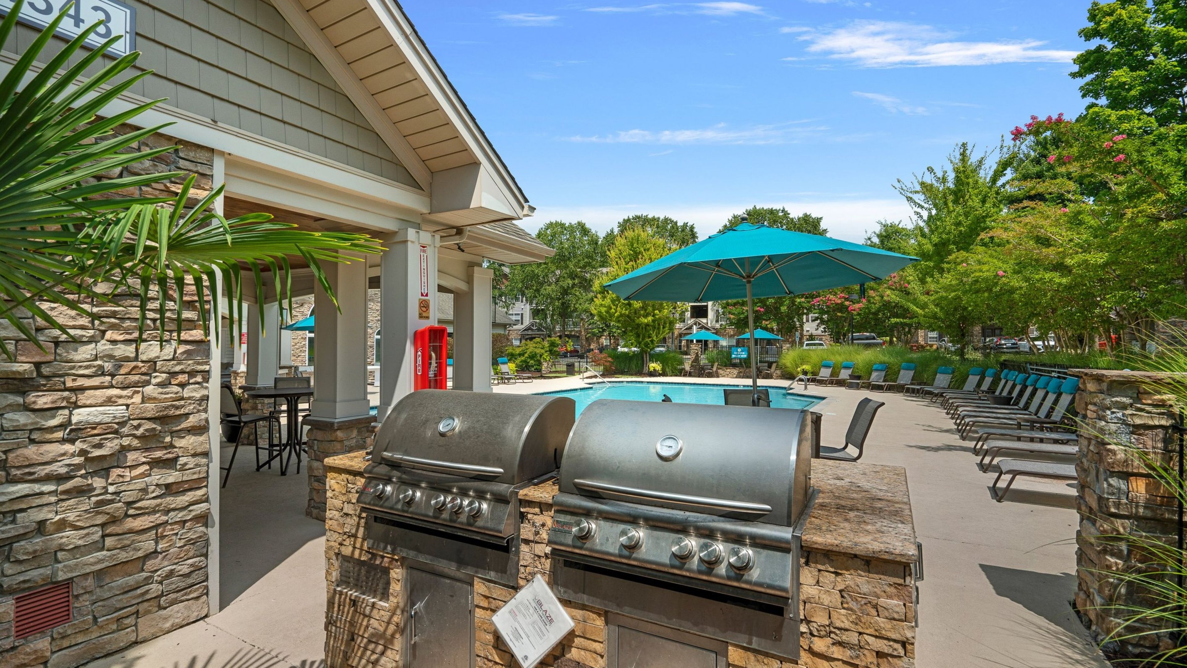 Hawthorne at the Meadows outdoor grilling and pool area